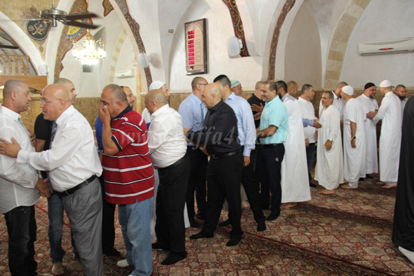 بالفيديو والصور: المئات من أهالي مدينة يافا يؤدّون صلاة عيد الفطر في مسجد يافا الكبير "المحمودية"